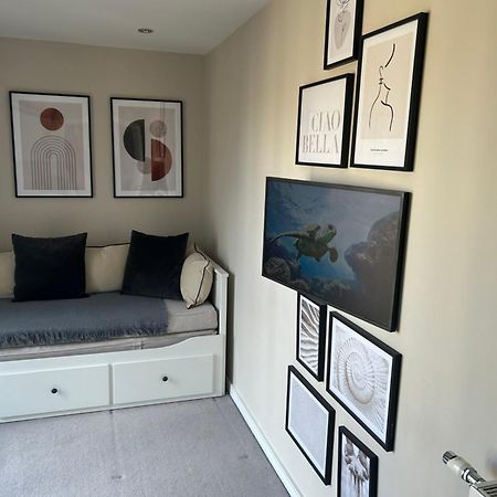 Cosy Bedroom In Luxury Apartment London Luaran gambar