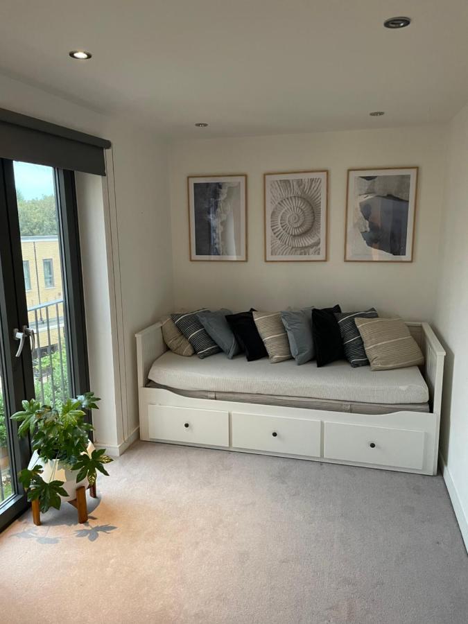 Cosy Bedroom In Luxury Apartment London Luaran gambar