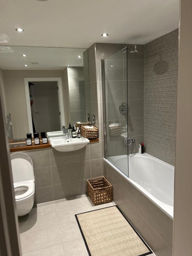 Cosy Bedroom In Luxury Apartment London Luaran gambar