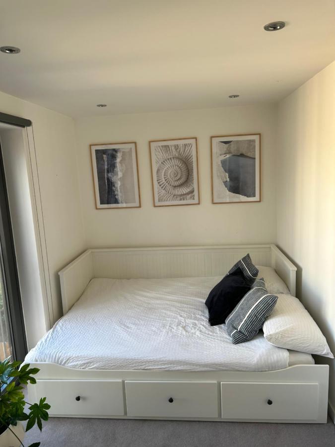 Cosy Bedroom In Luxury Apartment London Luaran gambar
